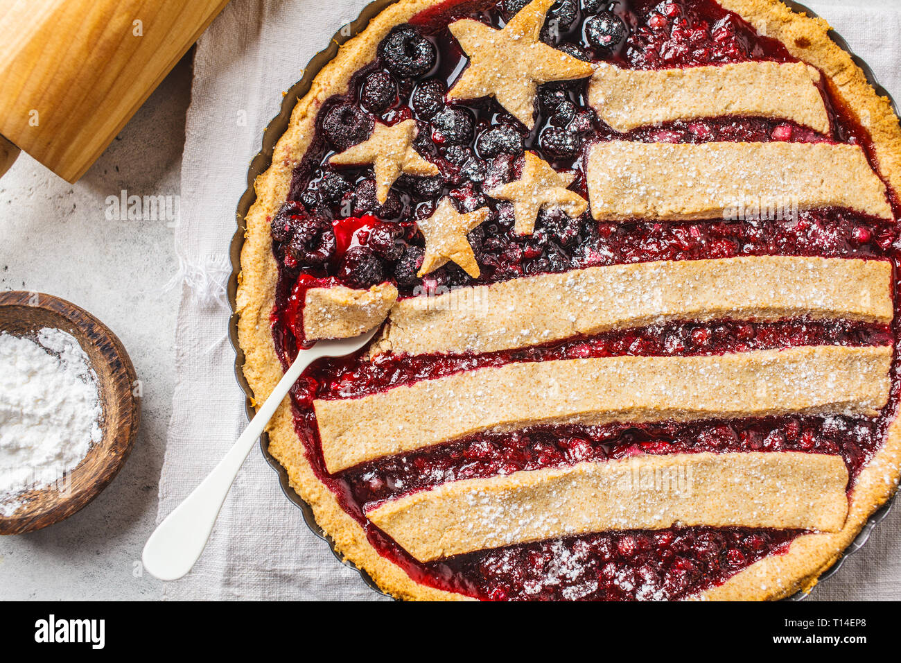 Amerikanische Flagge berry pie. Tag der Unabhängigkeit von Amerika Konzept. Stockfoto