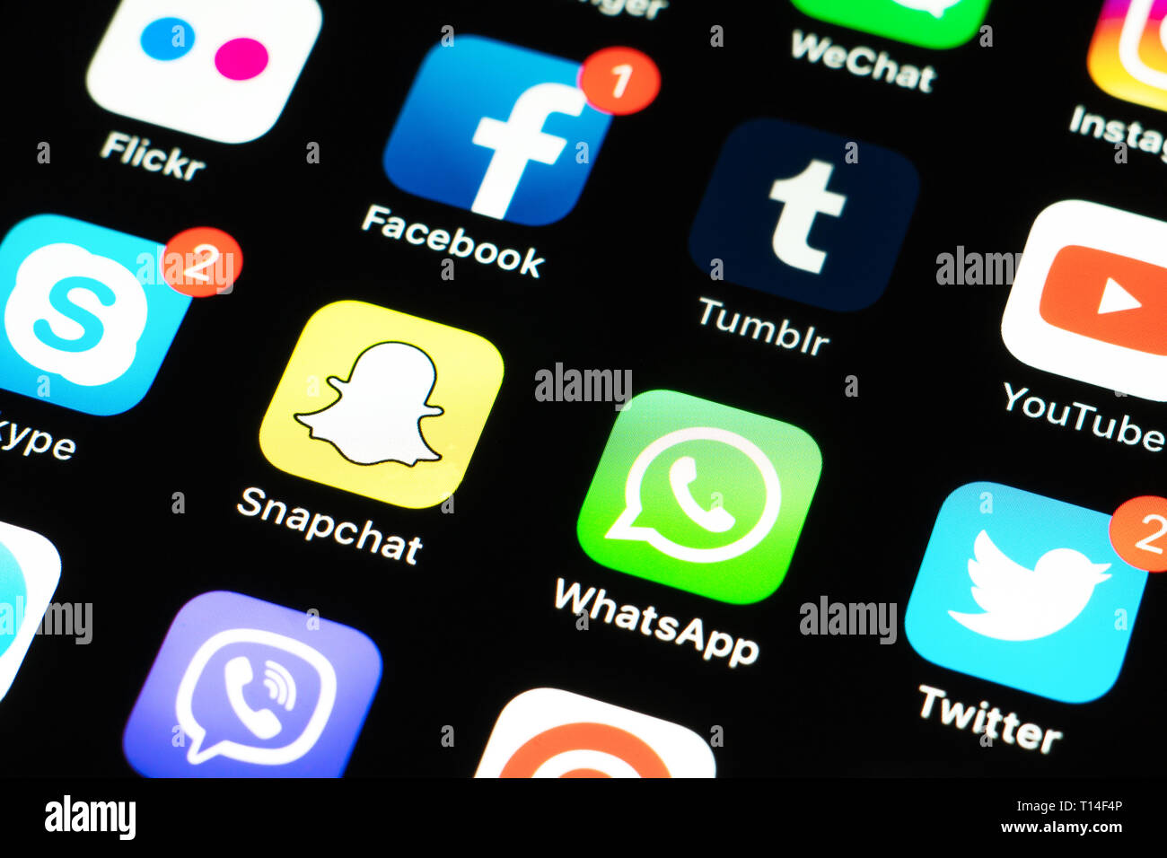 Apple iPhone X mit Ikonen der Social Media Facebook, Instagram, Twitter, snapchat, Telegramm und anderen Anwendungen auf dem Bildschirm. Social media Icons Stockfoto