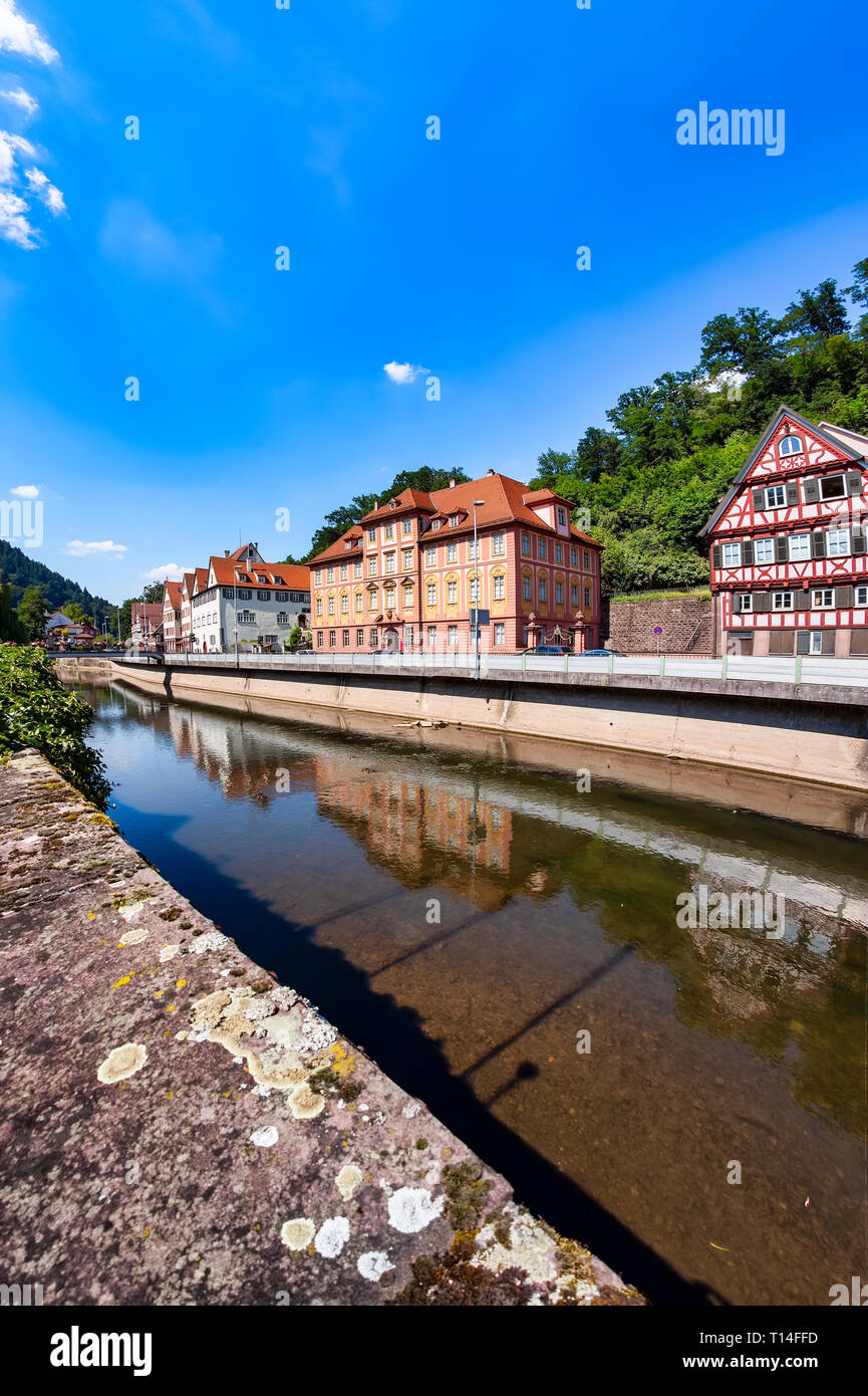 Schöne Fachwerkhäuser auf der Nagold Ufer in Calw, Schwarzwald Stockfoto