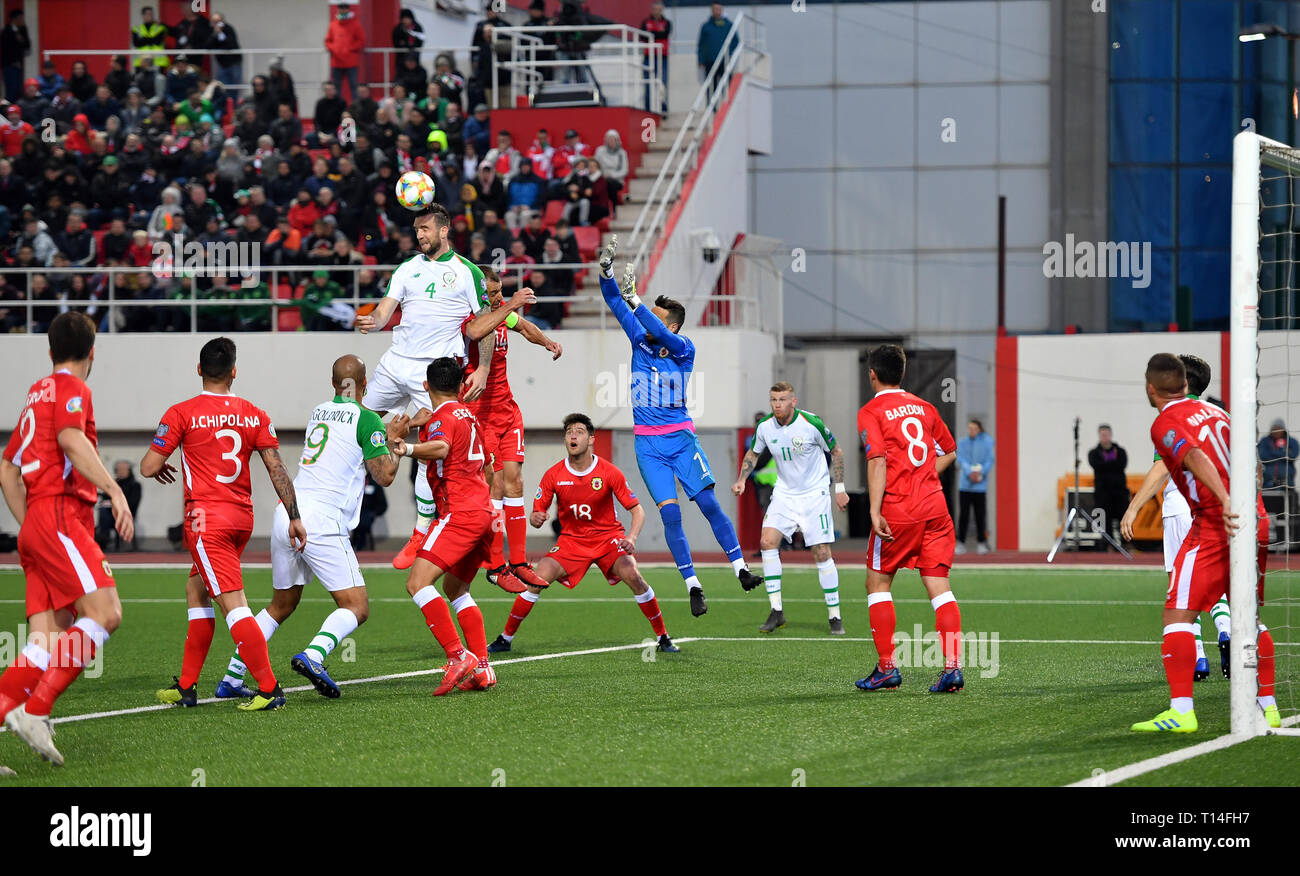 Republik Irland Shane Duffy gewinnt einen Header vor der Gibraltar Ziel während der UEFA EURO 2020 Qualifikation, Gruppe D Match im Victoria Stadion, Gibraltar. Stockfoto