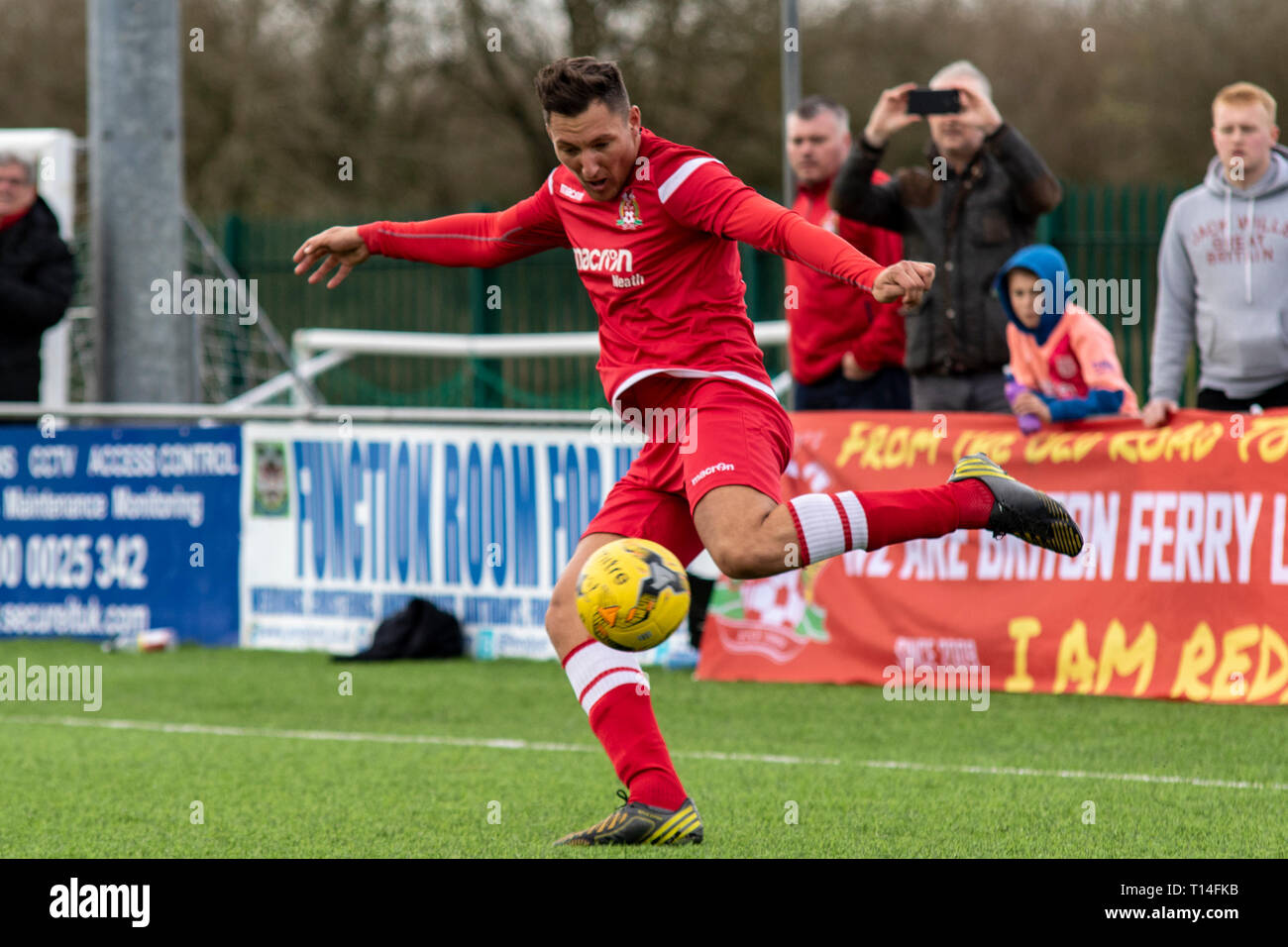 Penybont beat Briton Ferry & Llansawel 2-0 in der Welsh Football League Division One bei bryntirion Park. Stockfoto