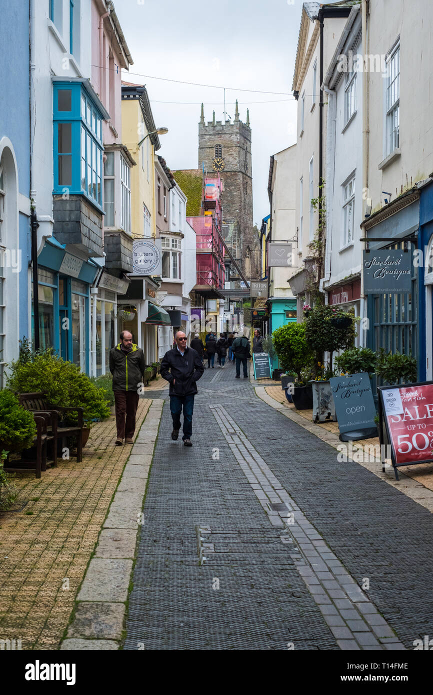 Touristen und Einheimische entlang Foss Street in Dartmouth, Devon, UK wandering Stockfoto