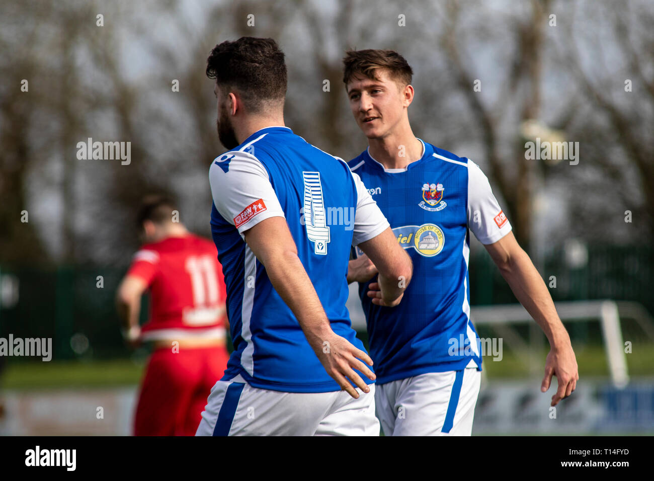 Cullen Kinsella von Penybont in Aktion gegen Briton Ferry & Llanswel in der Welsh Football League Division One bei bryntirion Park. Stockfoto