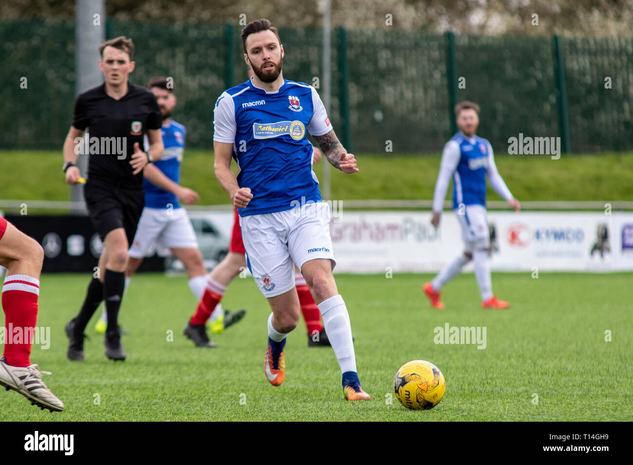 Penybont beat Briton Ferry & Llansawel 2-0 in der Welsh Football League Division One bei bryntirion Park. Stockfoto