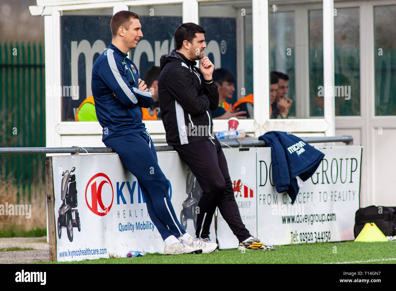 Rhys Griffiths von penybont auf dem touchline. Penybont beat Briton Ferry & Llansawel 2-0 in der Welsh Football League Division One bei bryntirion Park. Stockfoto