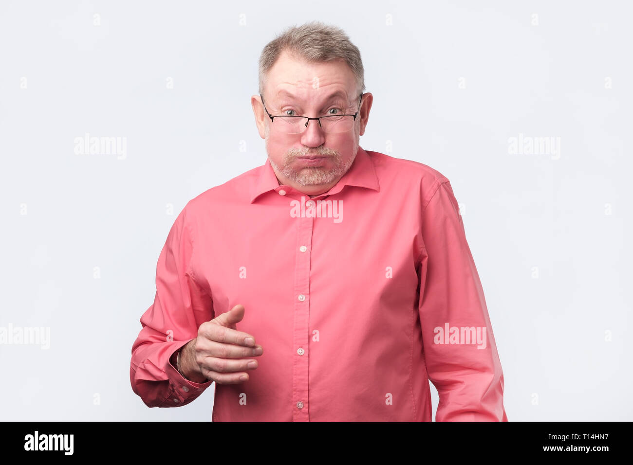 Mann verziehen, aufblasen Wangen, Atem. Studio shoot Stockfoto