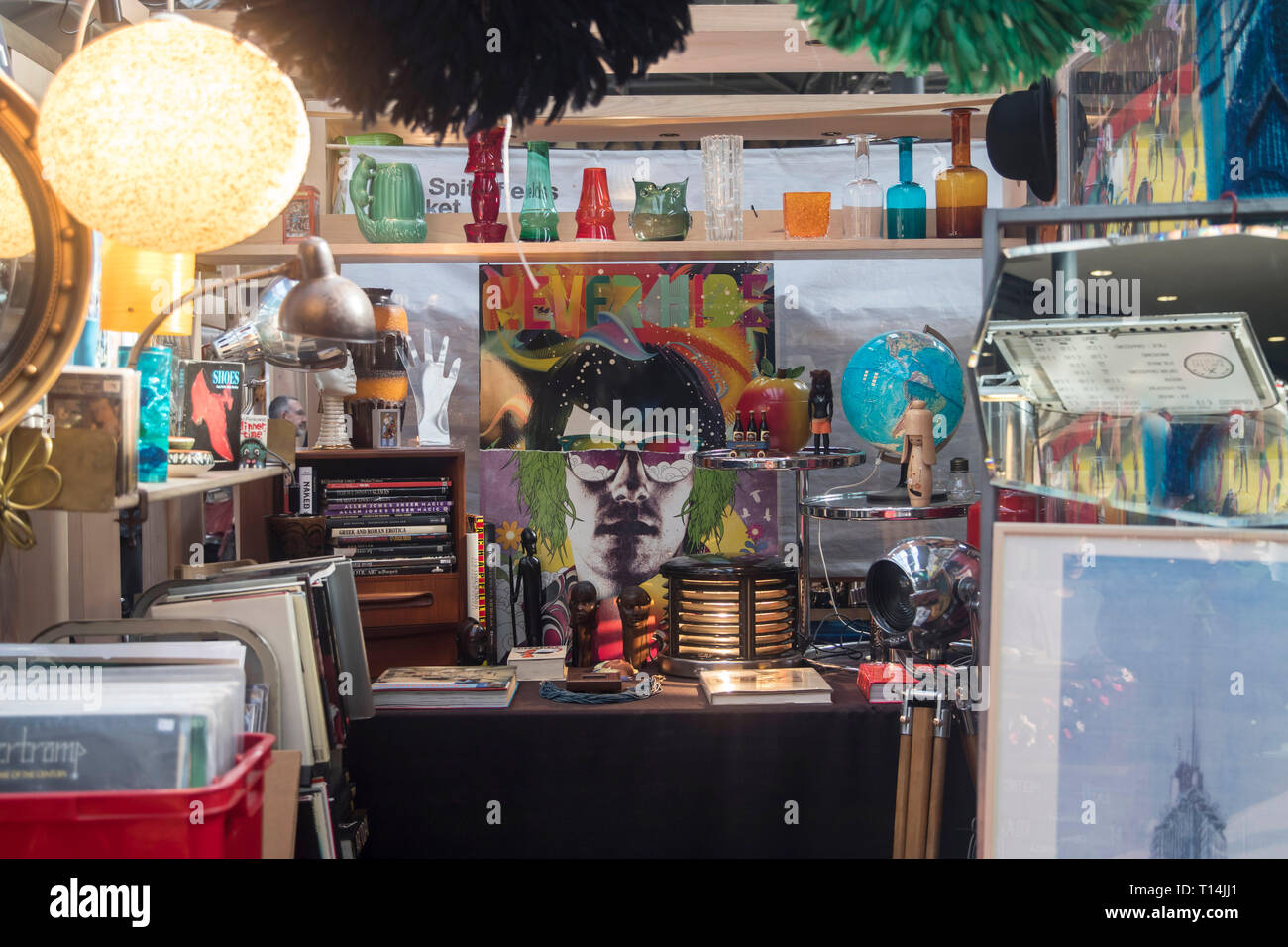 LONDON, UK, 17. März 2019: Käufer an Spitalfields Antic Markt Markt ist vierte beliebte Attraktion in der Stadt zieht über 100.000 Menschen jedes Stockfoto