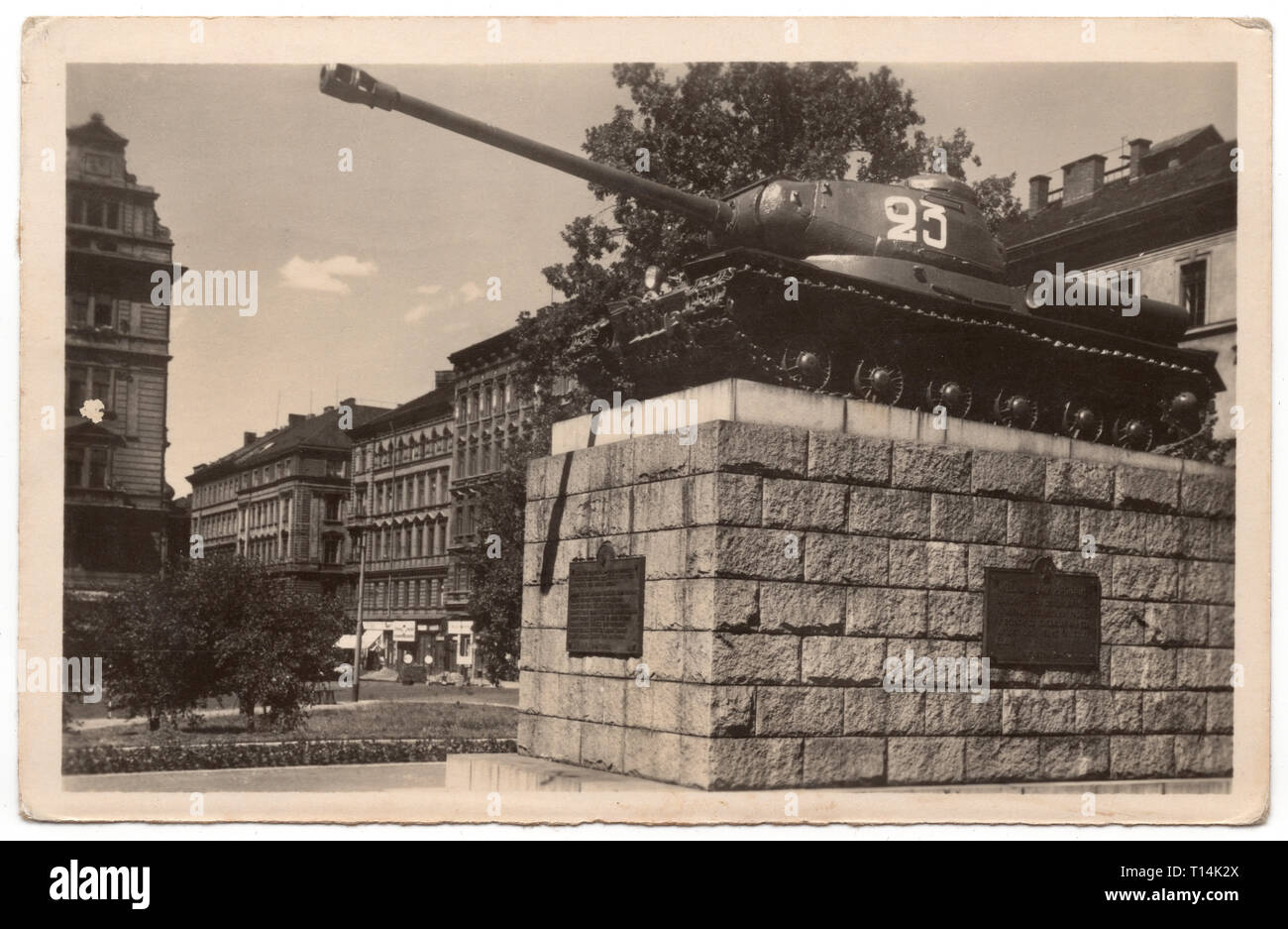 Denkmal für sowjetische Panzer Besatzung (Památník sovětských tankistů) in Prag, Tschechoslowakei, der in der Tschechoslowakischen Ansichtskarte vor 1952 ausgestellten dargestellt. Das Denkmal wurde im Juli 1945 stellte die sowjetischen Panzer T-34 Nummer 24, die in Prag als Erstes am Morgen am 9. Mai 1945 eingetragen zu gedenken. In der Tat eine Sowjetische heavy tank-2 wurde auf dem Sockel installiert, und die Nummer war falsch zu 23 geändert. Das Monument, später bekannt als The Pink Tank wurde im Juni 1991 entfernt. Mit freundlicher Genehmigung des Azoor Postkarte Sammlung. Stockfoto
