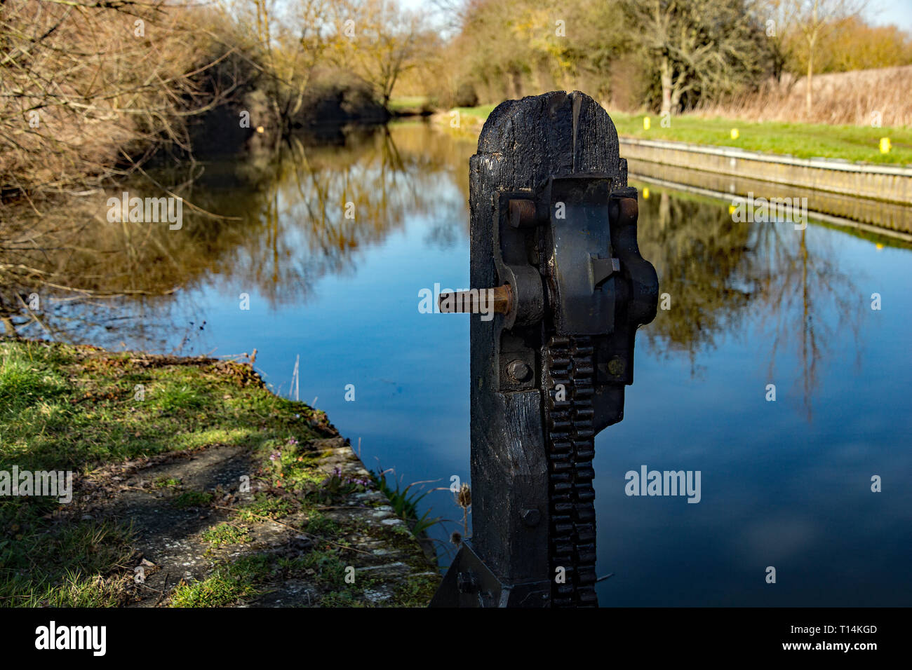 Feakes Lock auf dem Stort und Lee Navigation oder Kanal zwischen Harlow und Sawbridgeworth, Hertfordshire. Mit einem Rack Getriebe und Schloss zu t stop Stockfoto