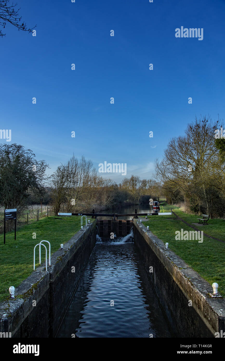 Feakes Lock auf dem Stort und Lee Navigation oder Kanal zwischen Harlow und Sawbridgeworth, Hertfordshire. Stockfoto