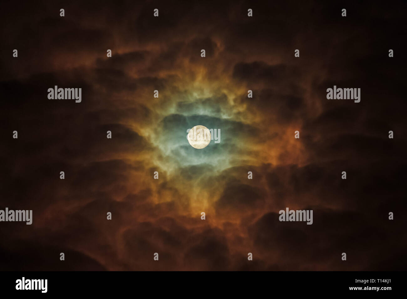 Teleskop Astrofotografie. Detaillierte Nahaufnahmen Vollmond drohend Hebt die Wolken in Kriviy Rih, Ukraine bei 3:50 morgens Stockfoto