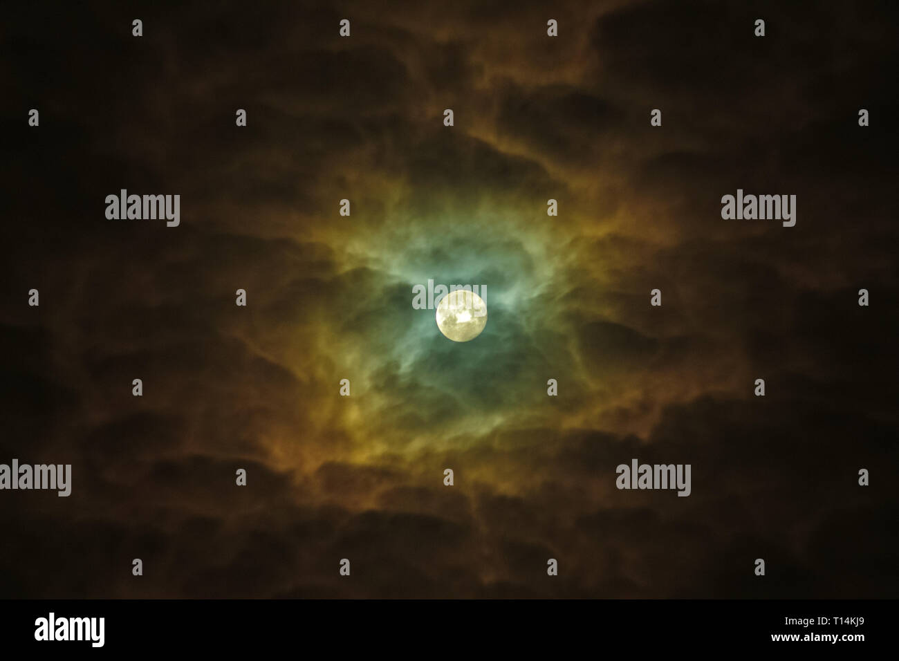 Teleskop Astrofotografie. Helle detaillierte Nahaufnahme Blau Vollmond drohend Hebt die Wolken in Kriviy Rih, Ukraine bei 3:50 morgens Stockfoto