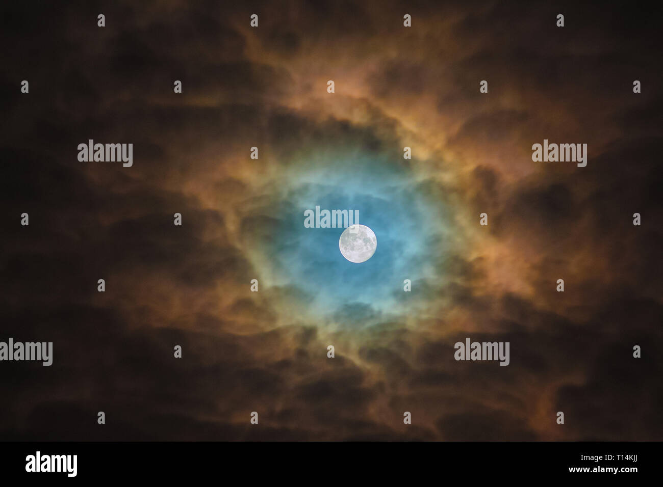 Teleskop Astrofotografie. Detaillierte Nahaufnahmen Vollmond ominös Lichter durch die Wolken in Kriviy Rih, Ukraine bei 3:50 morgens Stockfoto
