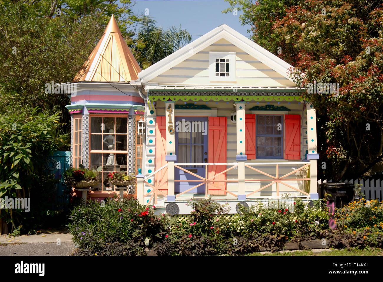 Viktorianisches Haus hell in Uptown New Orleans, LA gemalt. Stockfoto