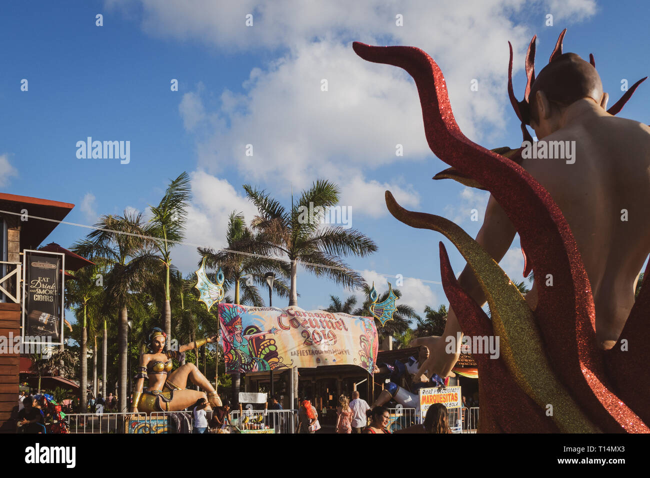 Riesige Karneval schaufensterpuppen an einander beim Karneval Eingang suchen Stockfoto