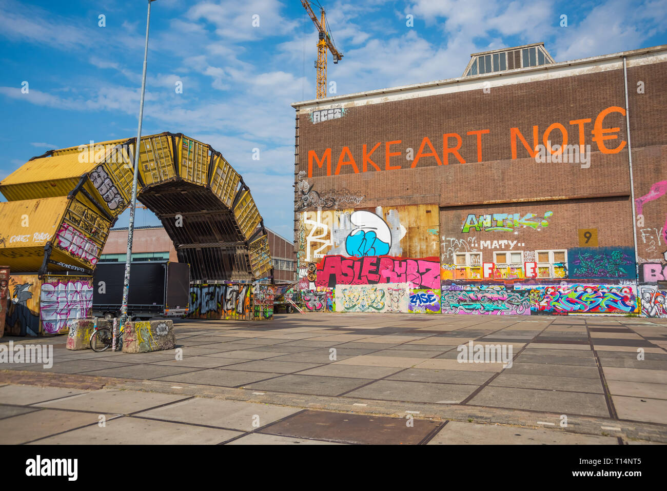 Am Ufer des Flusses IJ in Amsterdam Noord befindet sich eine ehemalige Werft. Mit ihrer lebendigen Künstlergemeinschaft und einer ständig wachsenden V Stockfoto