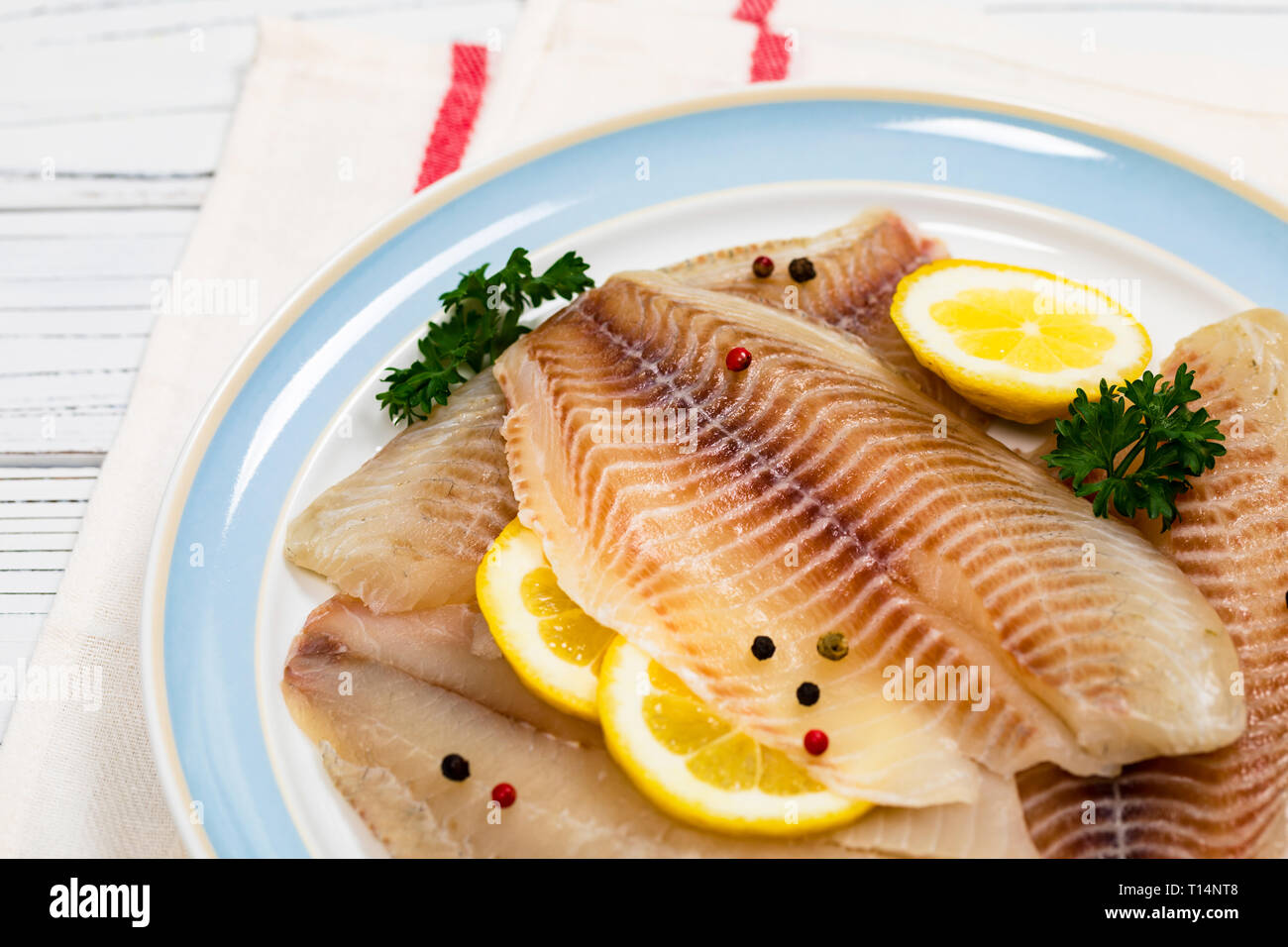 Felchen Tilapia-fisch rohen Rinderfilet auf Holz- Hintergrund. Selektive konzentrieren. Stockfoto