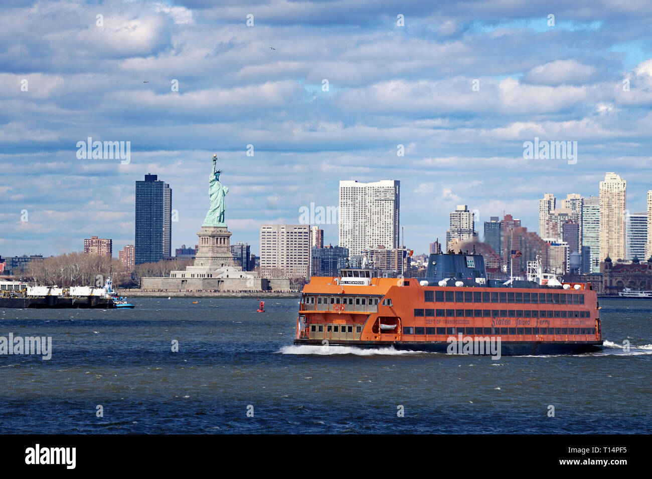New York, New York, USA - 16. März 2019: New Yorker Hafen mit der Staten Island Ferry und die Freiheitsstatue Stockfoto