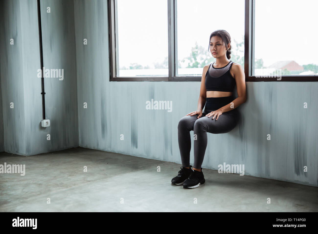Asiatische Sportlerin zu tun Training für Ausdauer Beine Stockfoto