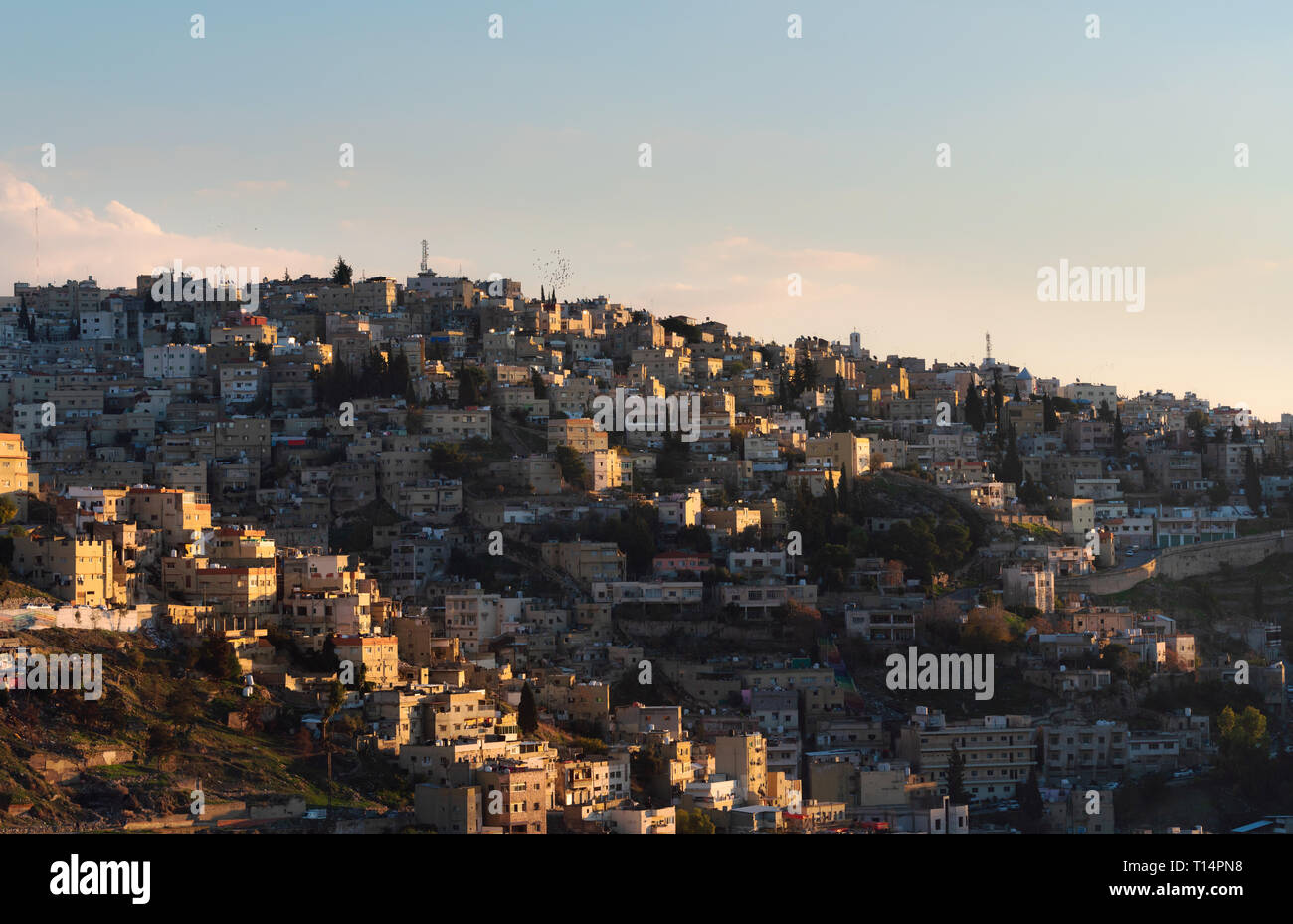 Stadt Amman in Jordanien, Naher und Mittlerer Osten. Amman Stadtbild im Sonnenuntergang Stockfoto