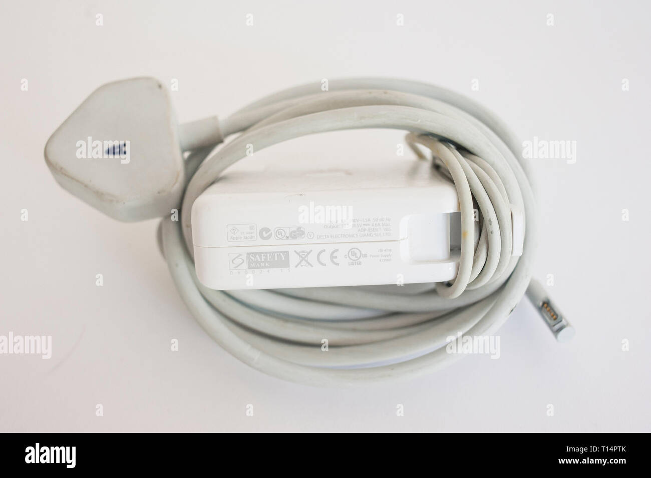 Ein Apple MacBook Pro Stromkabel mit einem britischen Stecker auf. Stockfoto