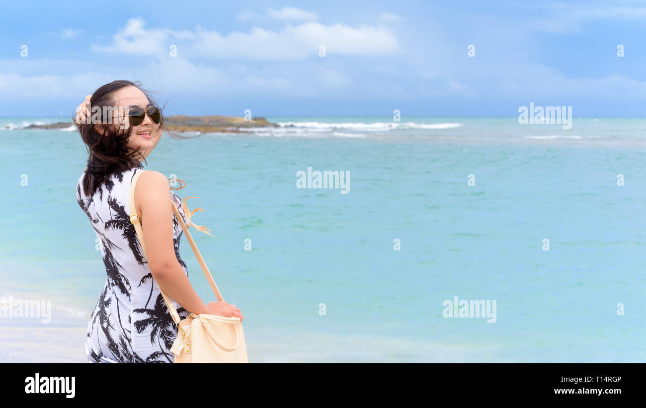 Schöne Natur Landschaft auf den Strand und das Meer im Sommer Himmel und Frau touristische tragen sunglasse lächelnd mit Glück auf tarutao Insel, Satun, Tha Stockfoto