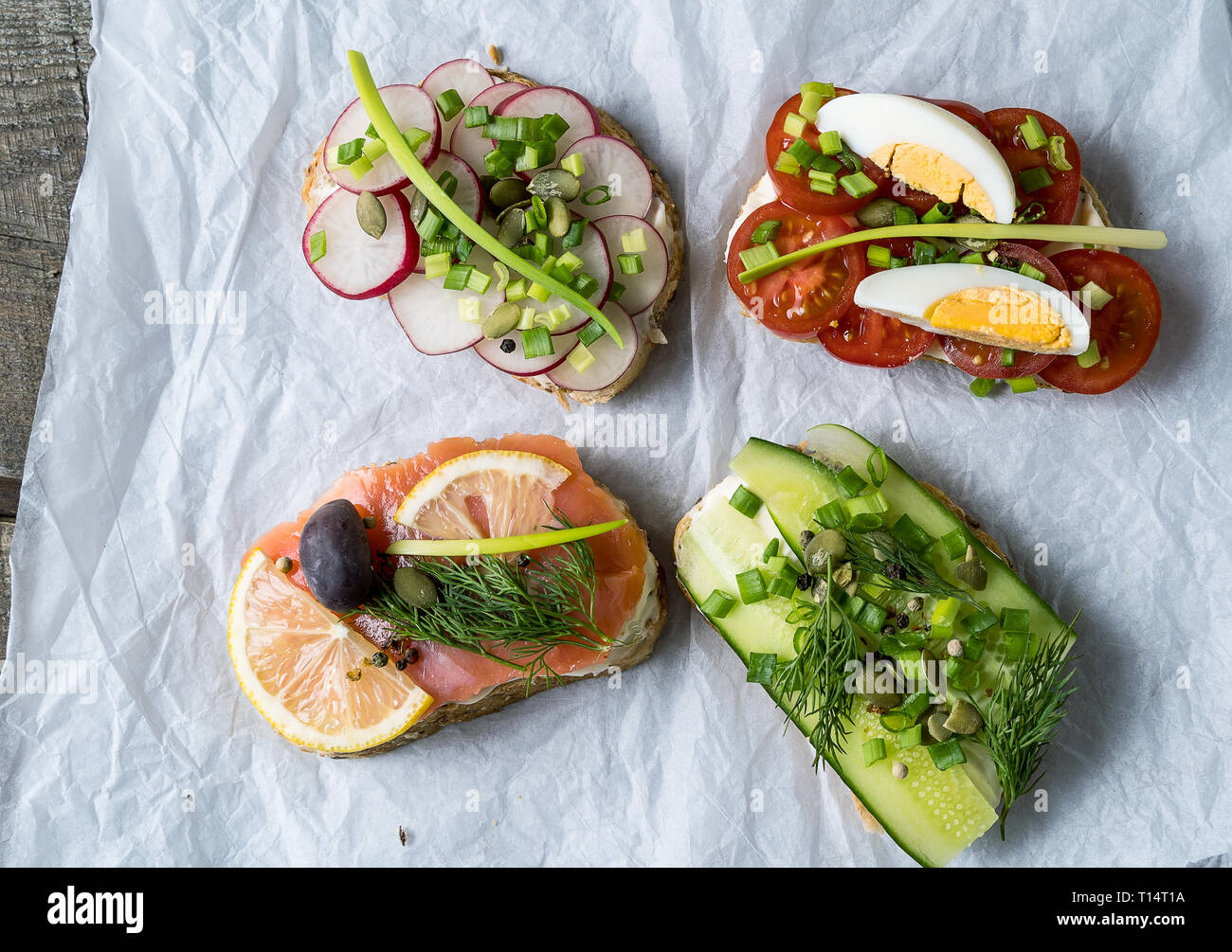 Sandwiches und Tapas mit Frischkäse, Lachs und Gemüse zubereitet, über Weißbuch Hintergrund. Gesunde Lebensmittel für das Mittagessen oder Frühstück. Horizontale i Stockfoto