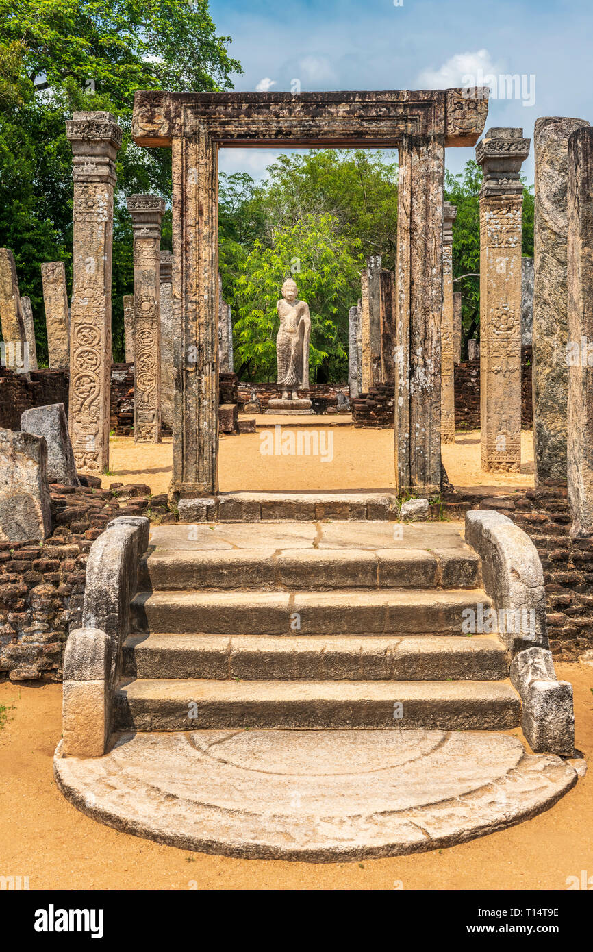 Ein Mondstein liegt am Eingang zu einem der historischen Tempeln in der antiken Stätte von Polonnaruwa in der zentralen Provinz von Sri Lanka. Stockfoto