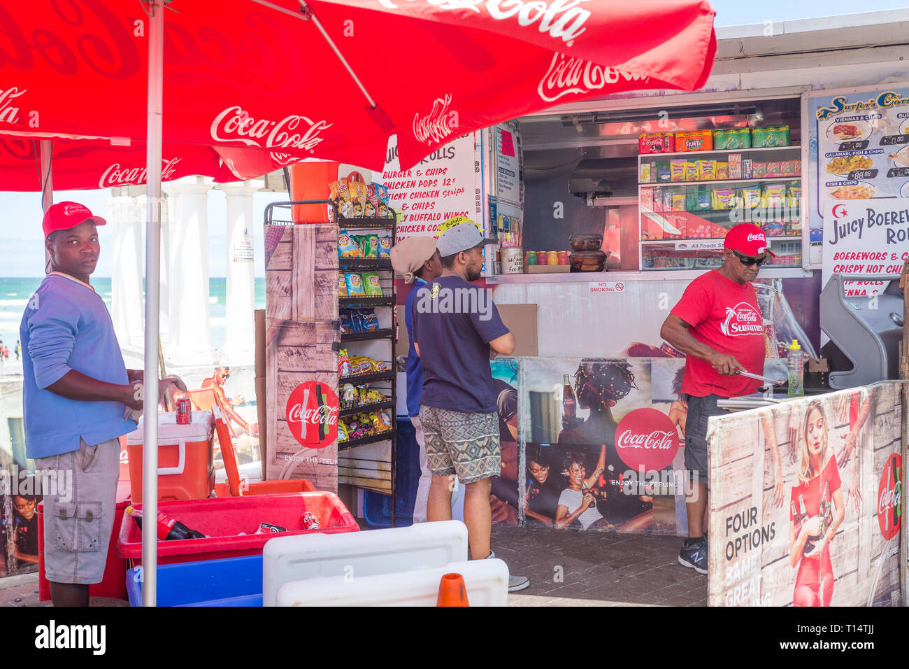 Informelle essen Anbieter und Strand Kiosk, wo sie fast food kaufen können und Give aways bei Muizenberg, Cape Peninsula, Cape Town, Südafrika im Sommer Stockfoto