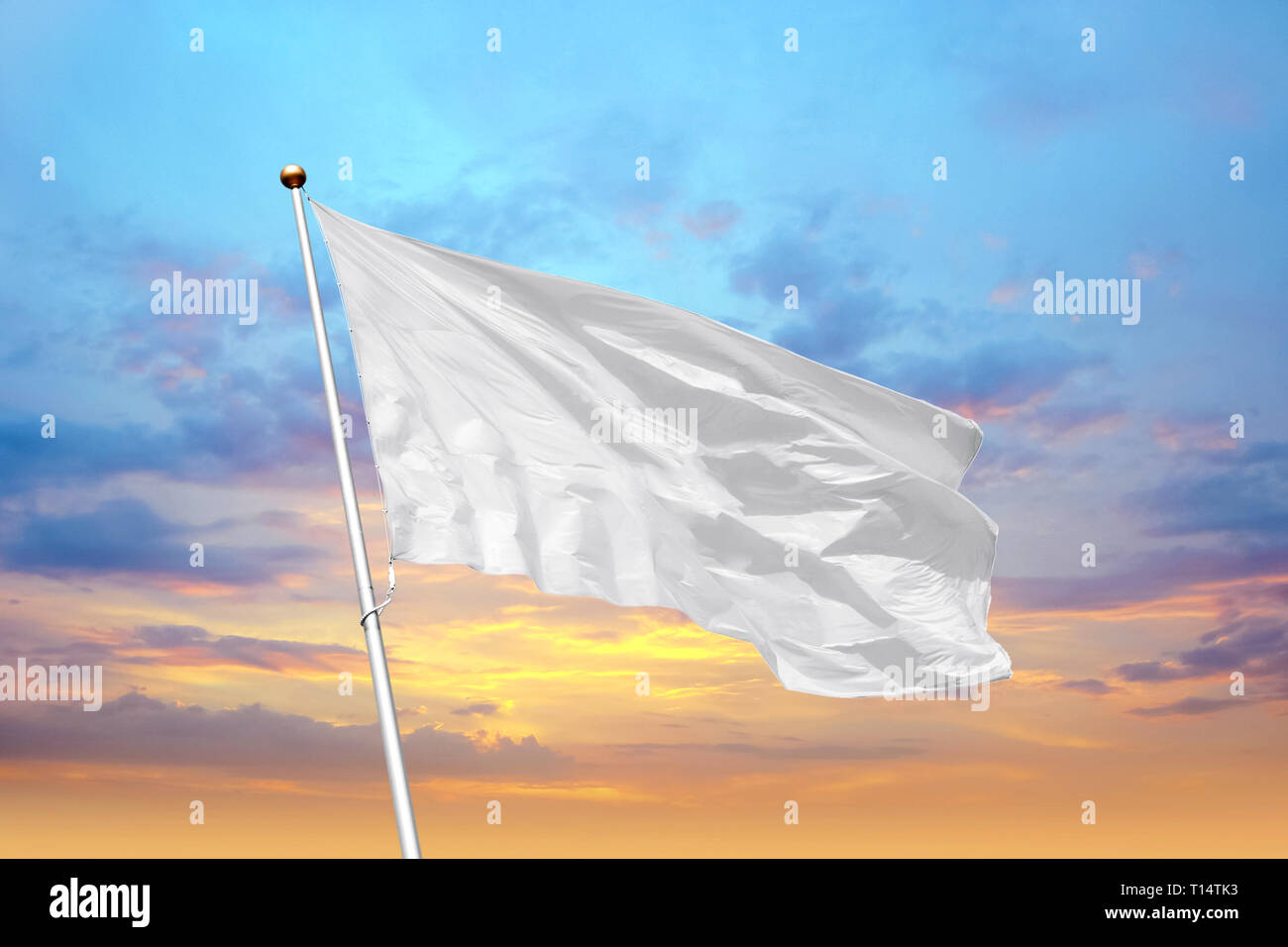 Leere weisse Flagge auf der Pole winken im Wind in den Hintergrund des bewölkten Himmel bei Sonnenuntergang. Bunte outdoor Bild mit leeren Flagge mockup Stockfoto