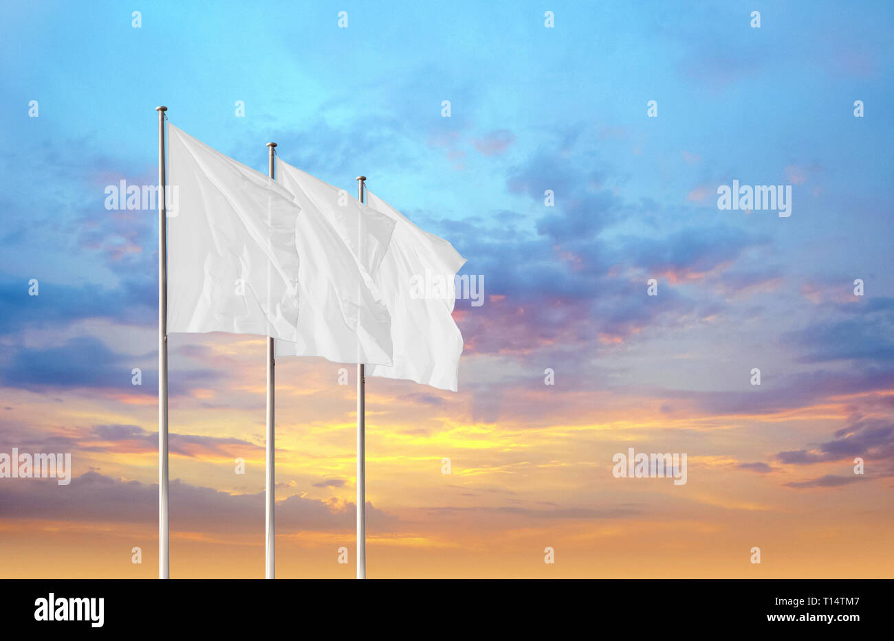 Drei weiße Leere Flaggen im Wind gegen Sonnenuntergang Himmel. Perfekte mockup alle Logos, Symbol oder Zeichen hinzufügen Stockfoto