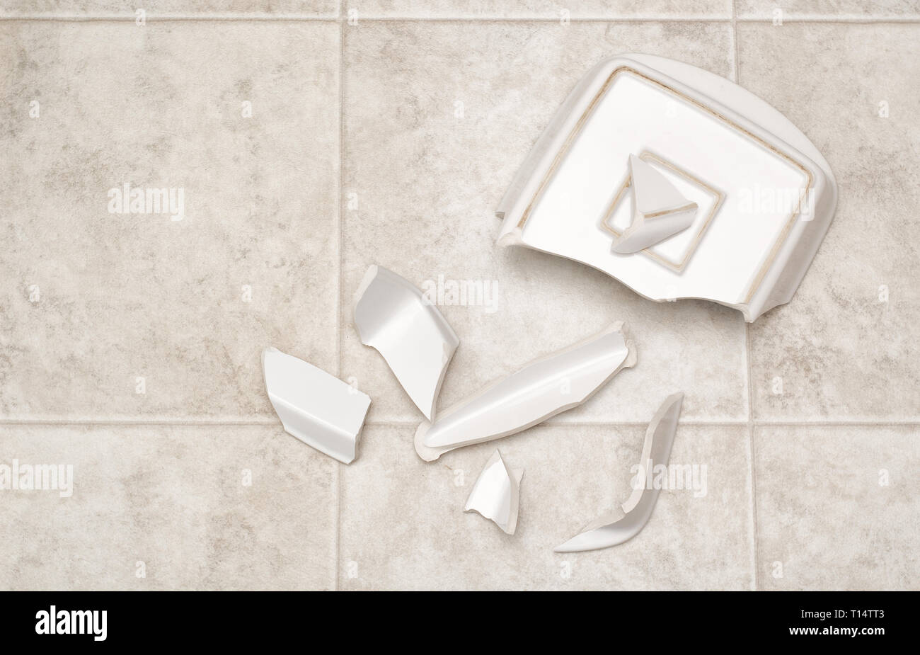 Gebrochene Keramik Backformen Teller auf. Stockfoto