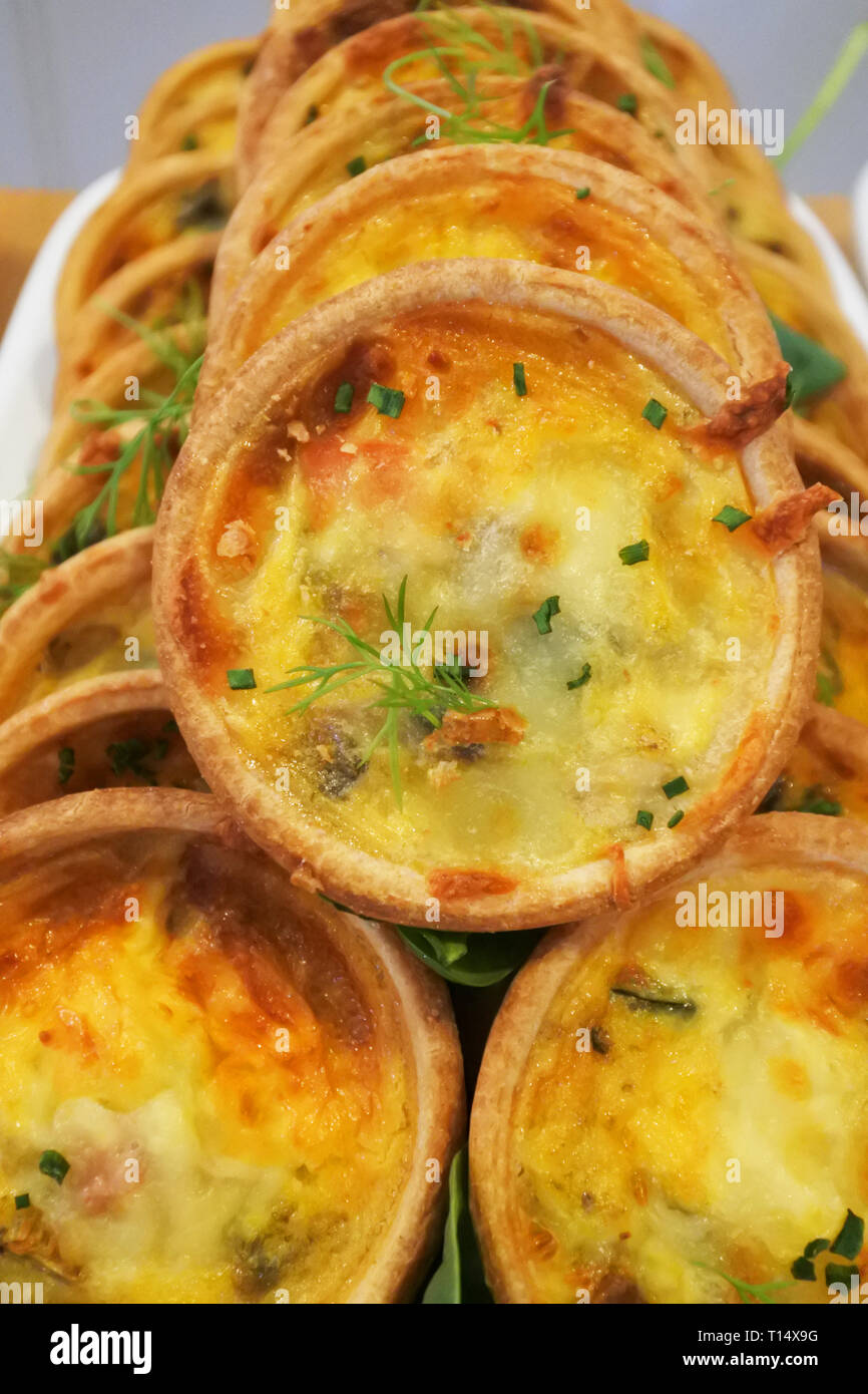 Close-up von handgefertigten Mini quiches - Johannes Gollop Stockfoto