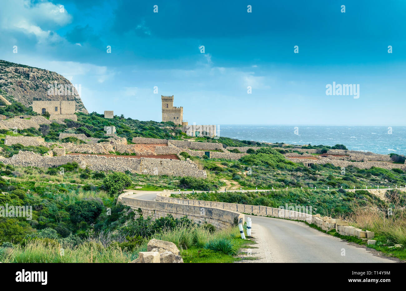 Malta: malerische Straße zu Ghar Lapsi Turm mit hügeligen Landschaft und Meer Stockfoto