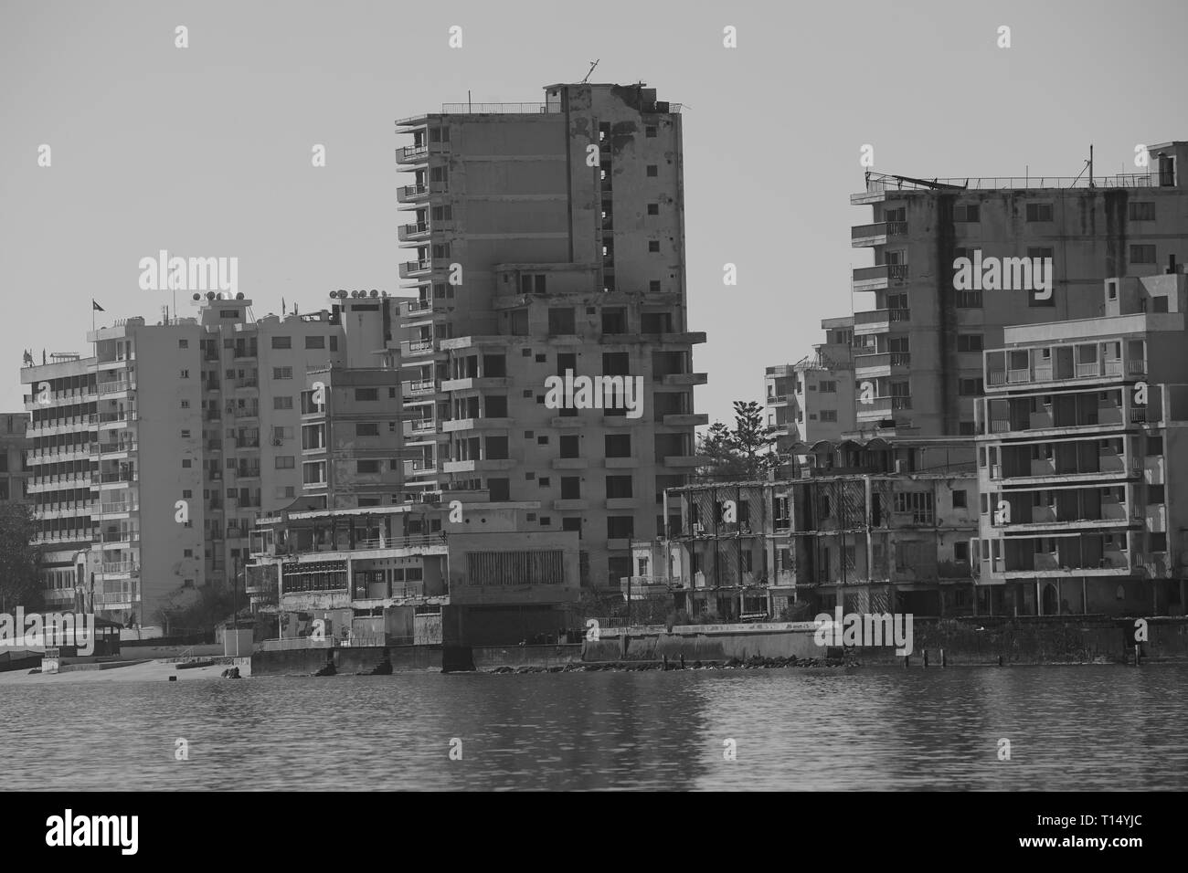 Famagusta (varosha) ist eine verlassene Zyprischen Stadt Famagusta. Vor der Türkischen Invasion 1974 von Zypern, war es die moderne touristische Gegend der Stadt. Stockfoto