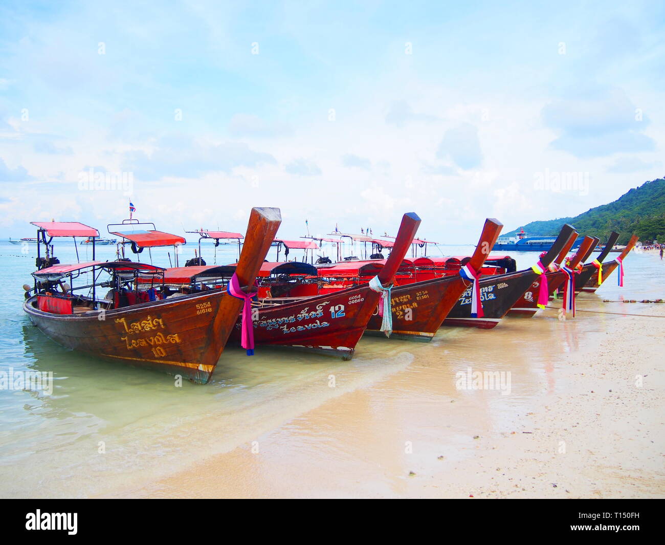 Thailand traditionellen Longtailboot auf den weißen Strand von Phuket, Thailand. Phuket ist ein beliebtes Reiseziel für Urlaub Stockfoto