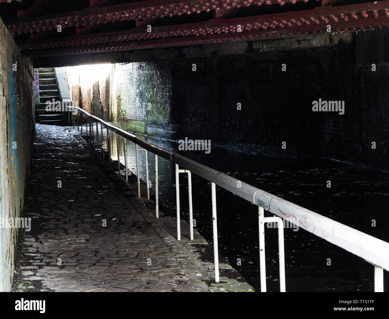 Unter der Eisenbahnbrücke durch die Trent und Mersey Canal, Etrurien, Stoke-on-Trent, Großbritannien Stockfoto