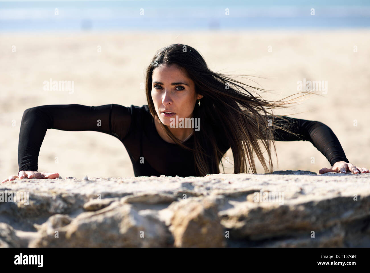 Portrait von sportlichen Frau Ausübung auf stein Wand Stockfoto