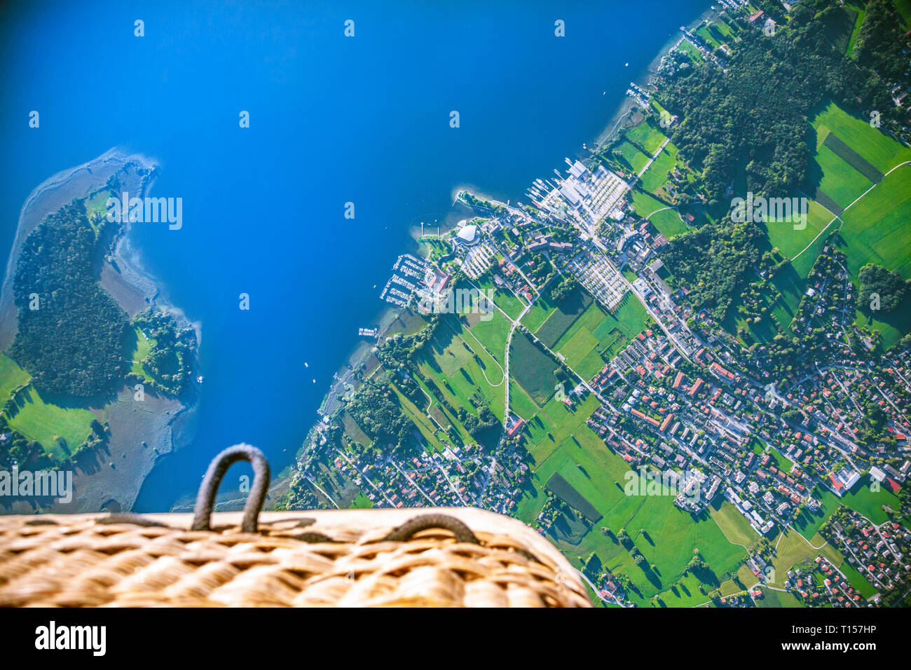 Deutschland, Bayern, Chiemgau, Luftaufnahme von Chiemsee, Prien, Blick vom Heißluftballon Stockfoto