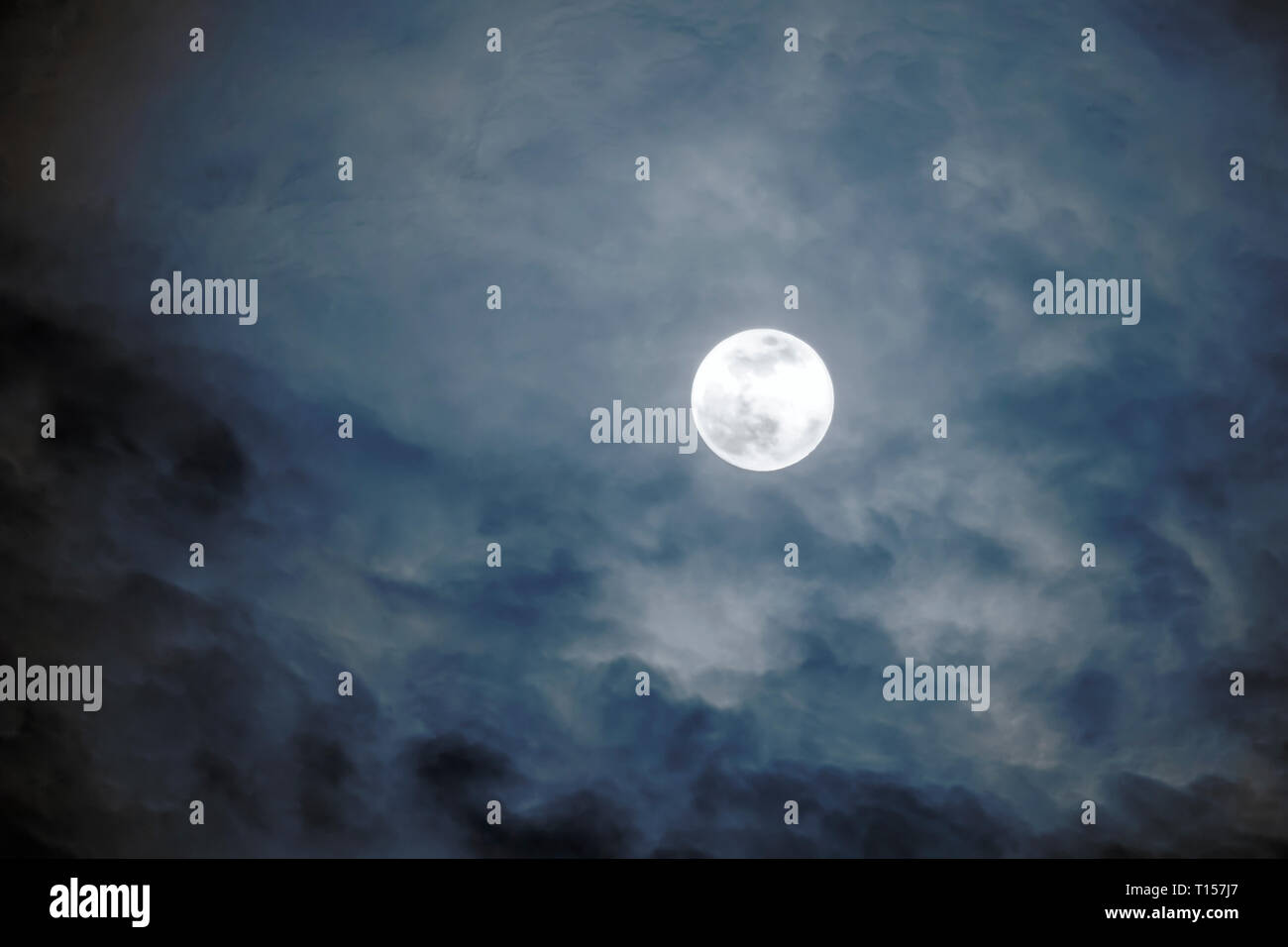 Vollmond mit Wolken bei Nacht, dramatische Wolken im Mondschein Stockfoto