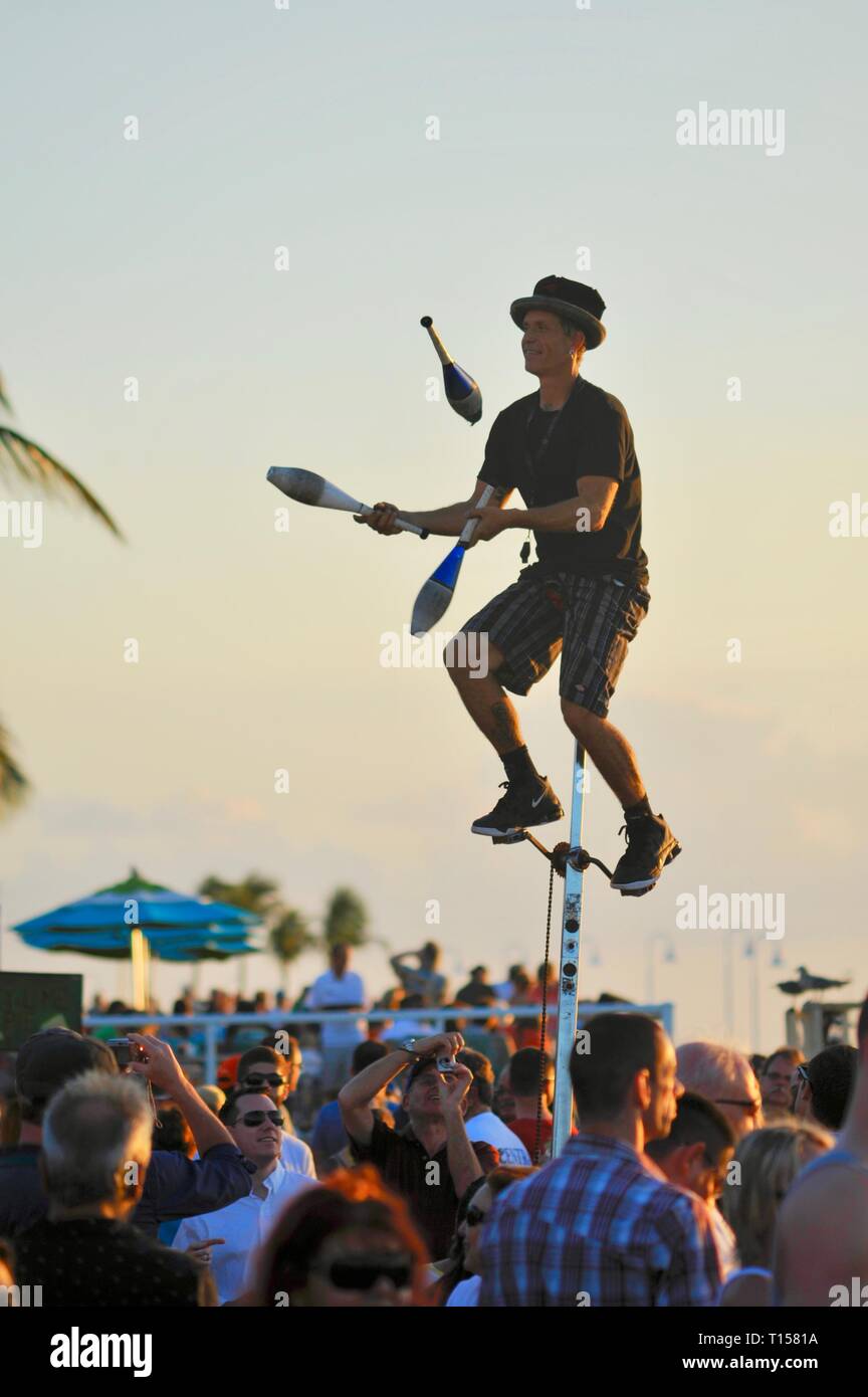 Männliche Street Performer treten auf einem Einrad, Jonglieren, unterhaltsame Massen, am Mallory Square in Key West, Florida Keys, Florida, USA Stockfoto