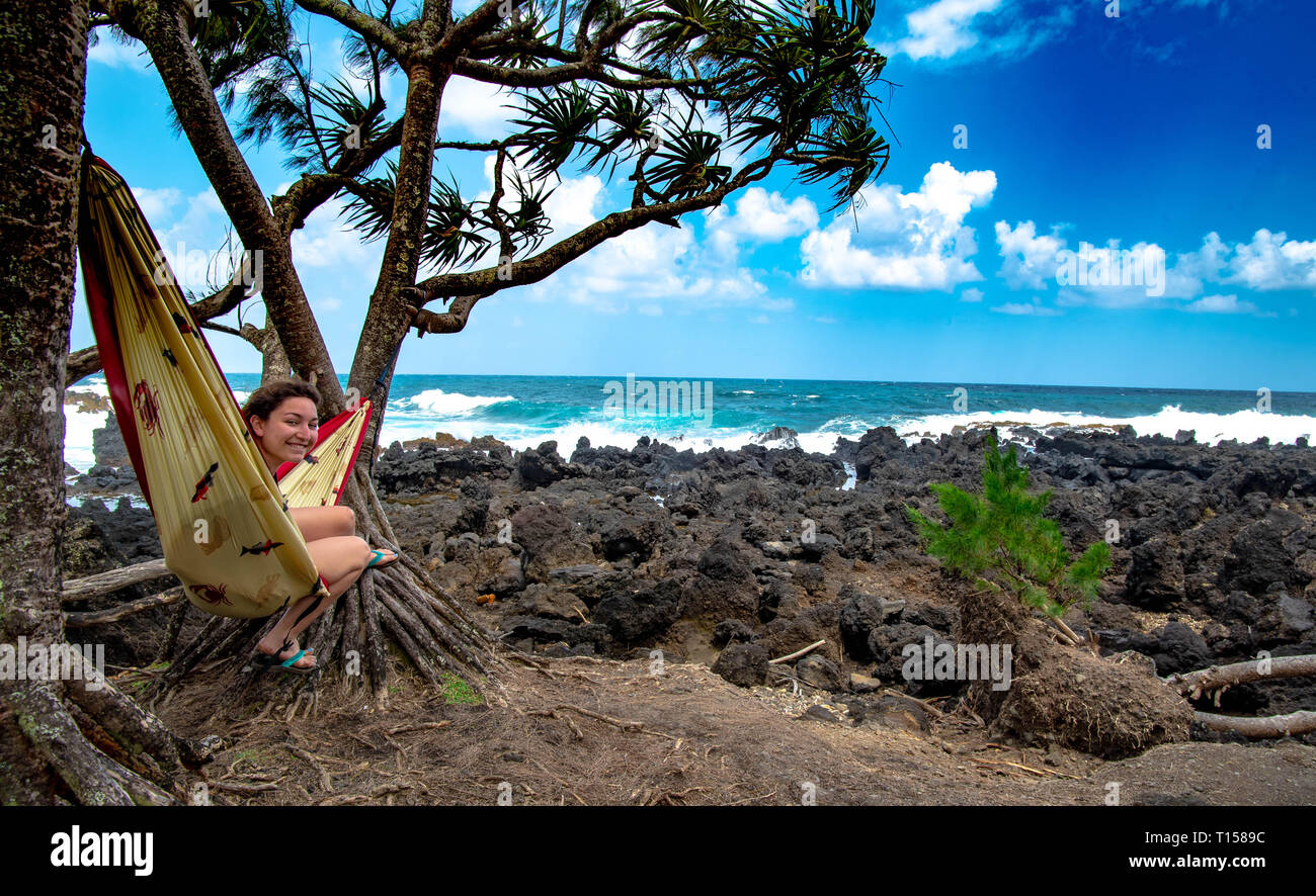 Kid in Hängematten am Hamoa Strand, Strasse nach Hana, Maui, Hawaii Stockfoto