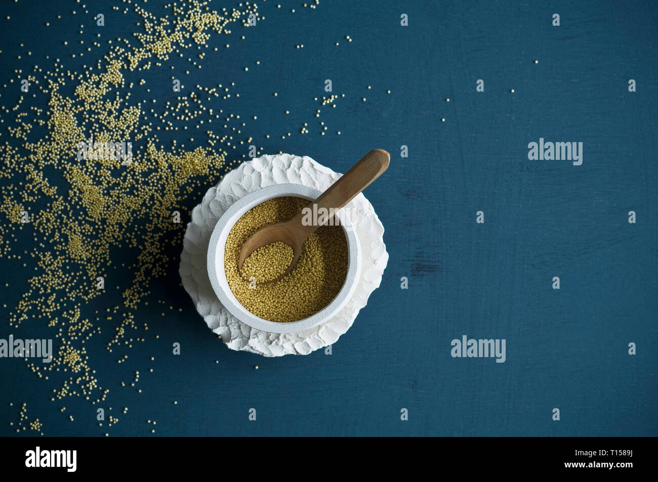 Amaranth in Schale mit Löffel aus Holz Stockfoto