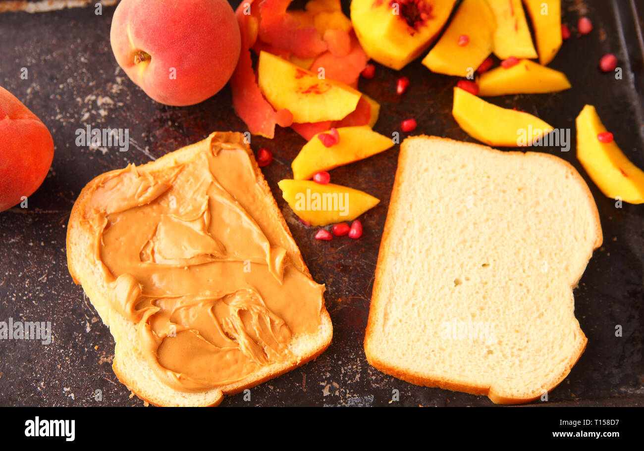 Bilden ein Sandwich mit frischem Obst und Granatapfel Samen Stockfoto