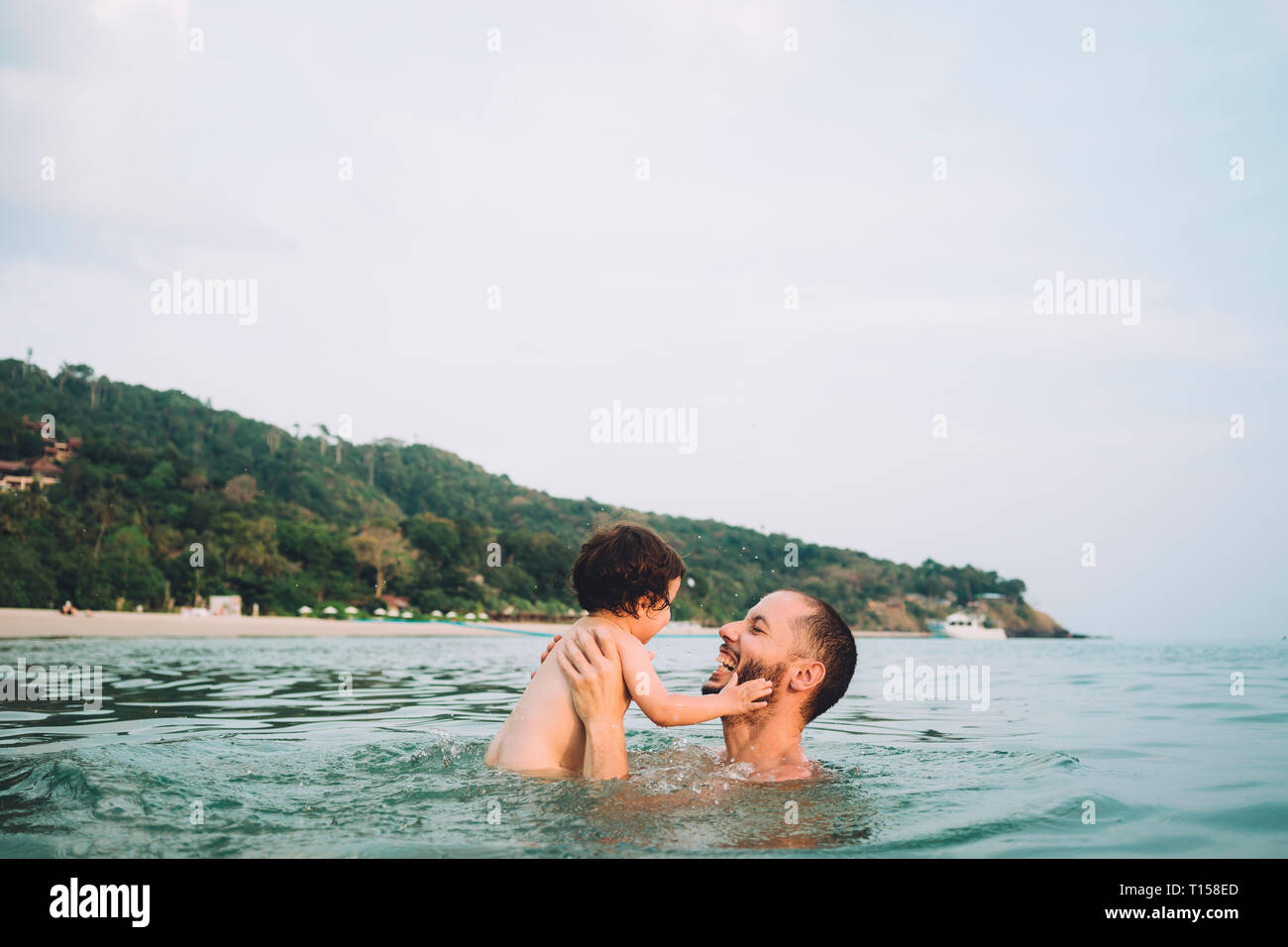 Thailand, Koh Lanta, Vater mit seiner kleinen Tochter im Meer Stockfoto