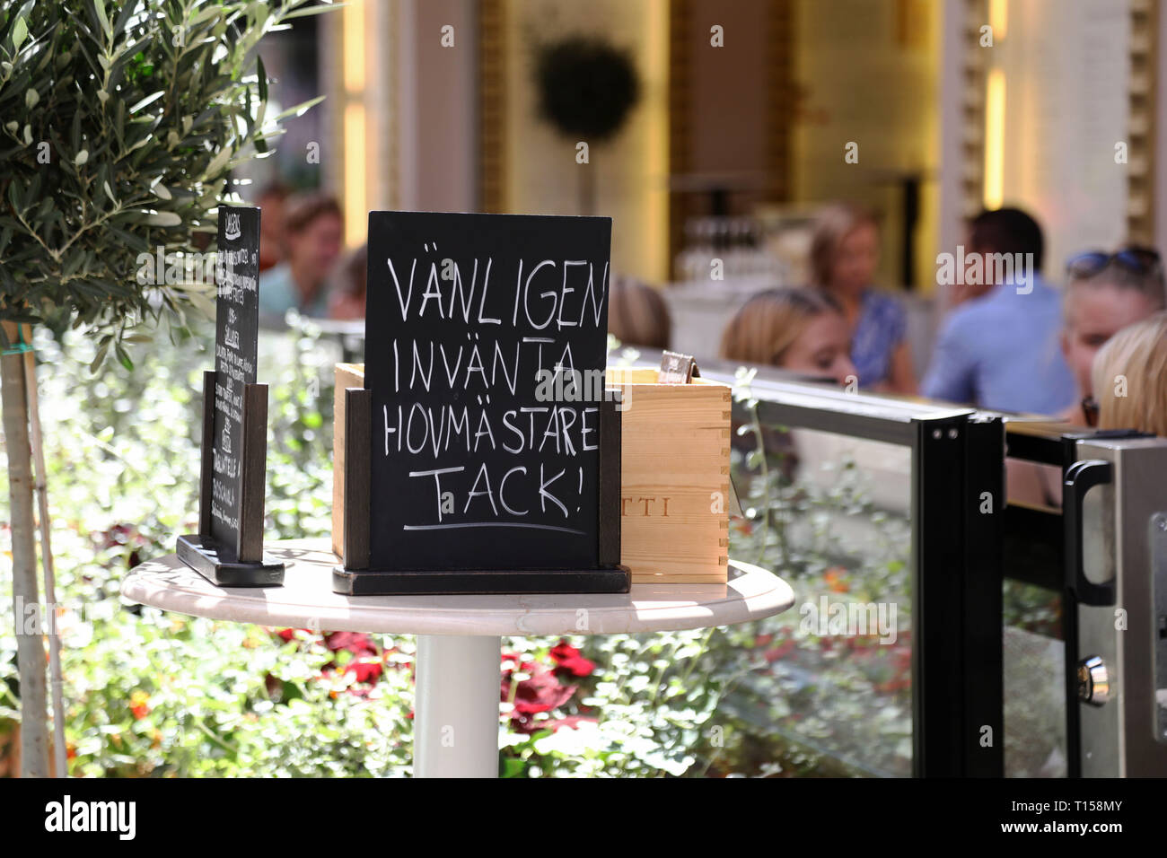 STOCKHOLM 20180708 Zeichen zu Restaurant in der Biblioteksgatan, Stockholm, welche kündigt Warten auf den Direktor. Foto Jeppe Gustafsson Stockfoto