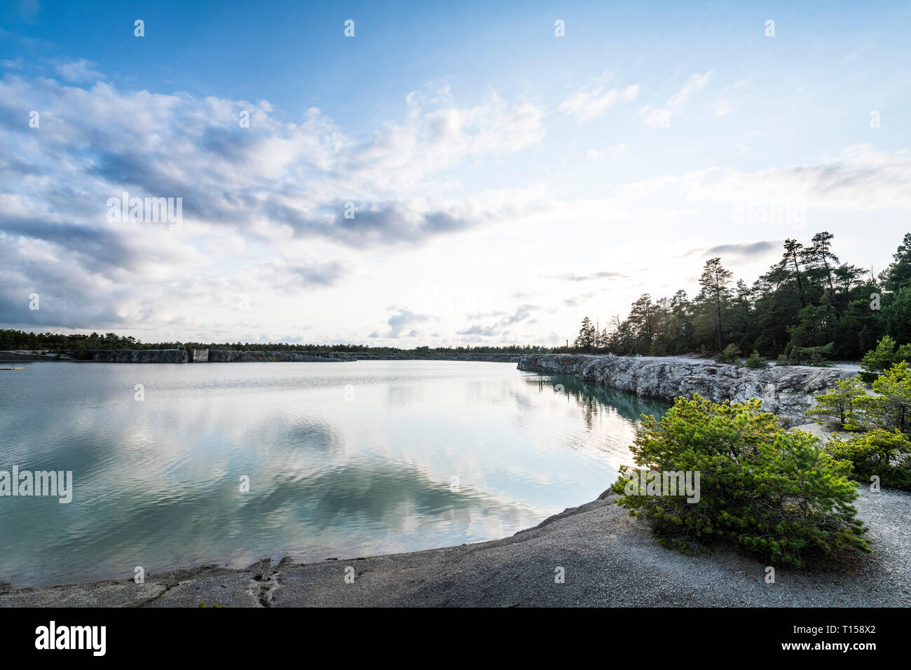 Schweden, Gotland County, Blue Lagoon, ehemaliger Kalksteinbruch am Abend Stockfoto
