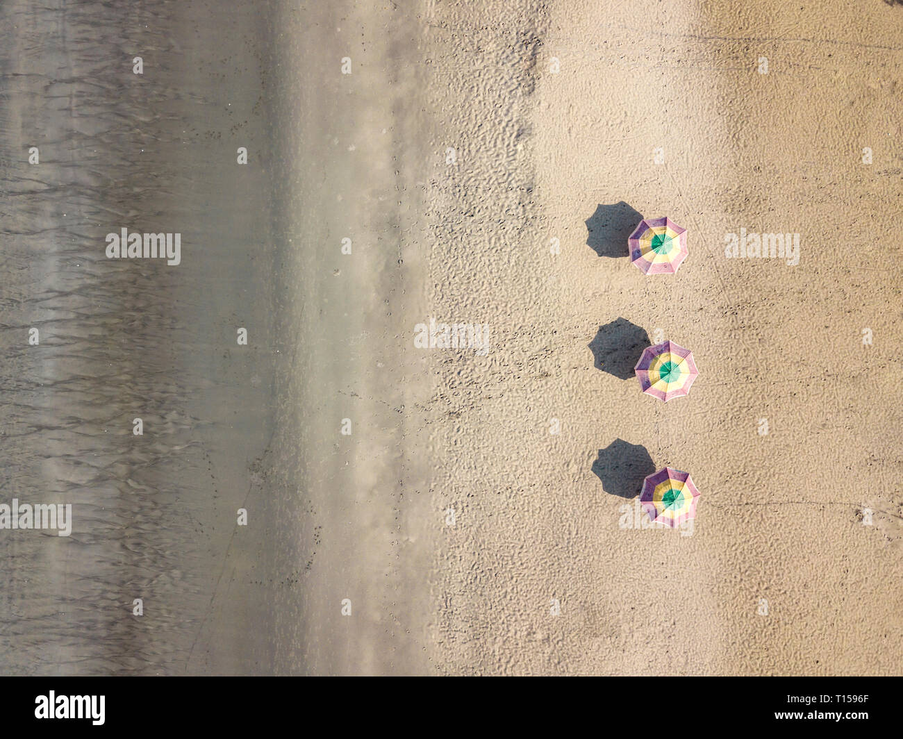 Bali, Kuta Beach, drei Sonnenschirme, Luftaufnahme Stockfoto