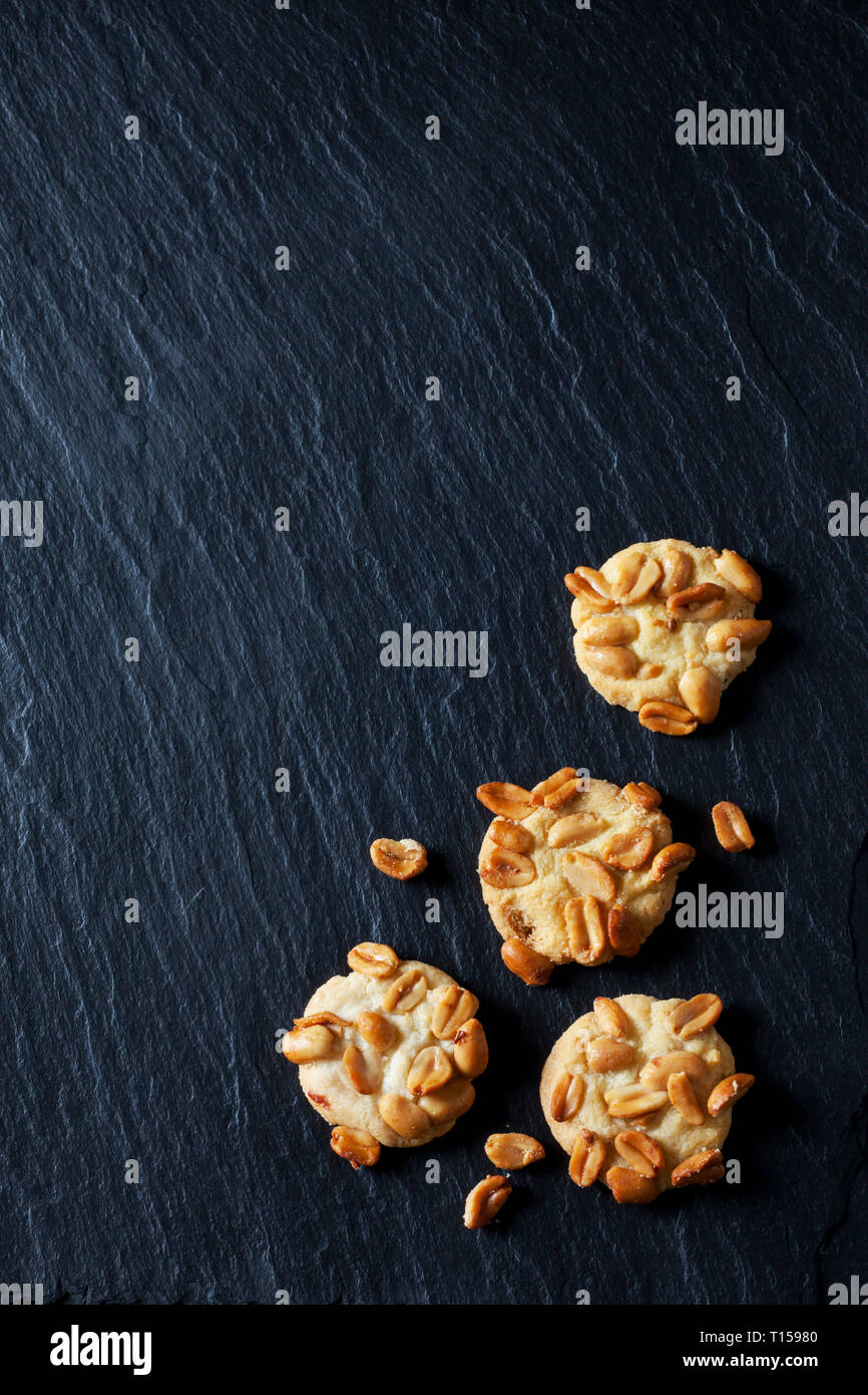 Peanut Cookies auf schwarzem Schiefer Stockfoto