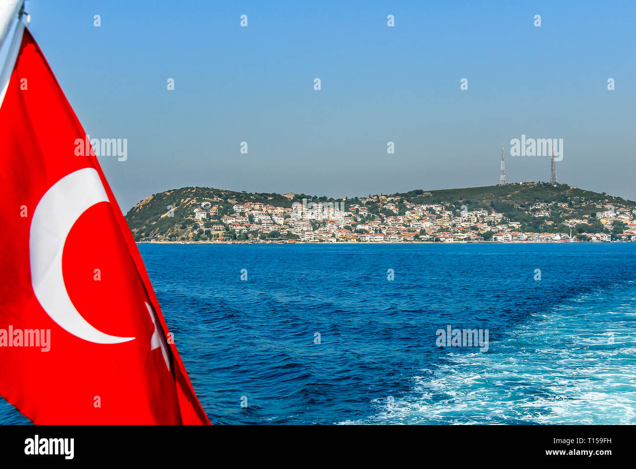 Istanbul, Türkei, 20. Juli 2011: kinali Insel mit Türkischer Flagge, Prinzeninseln Bezirk von Istanbul Stockfoto